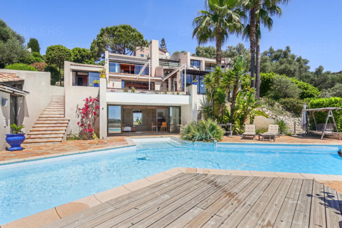 The tech two - designed villa with pool
